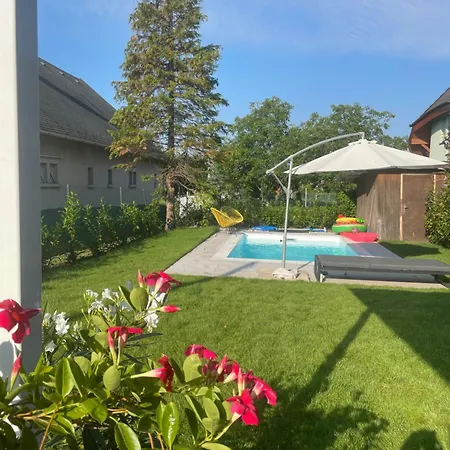 Csipicsoka Lak Medencevel Holiday home